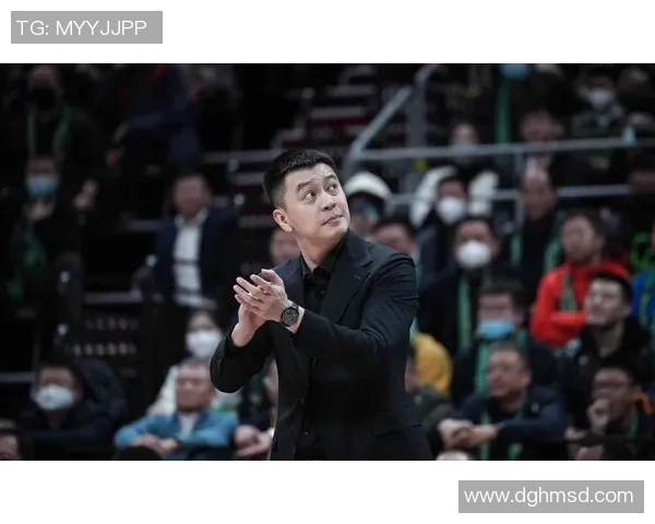 杨鸣宴请辽篮打架球员送鲜花大虾疑有深意 杨鸣宴请辽篮打架球员送鲜花大虾疑有深意