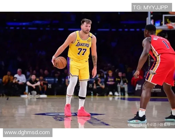 东契奇助攻 詹姆斯正面干拔三分飙进 东契奇助攻 詹姆斯正面干拔三分飙进