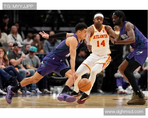 老鹰队球员身披国旗亮相丹尼尔斯引领新赛季国际阵容展现风采 老鹰队球员身披国旗亮相丹尼尔斯引领新赛季国际阵容展现风采