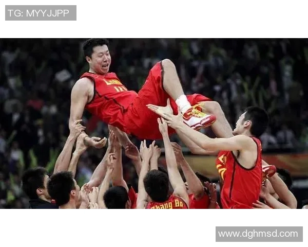 老大爷决定和小伙子们打一场篮球，热身后直接给人惊呆了