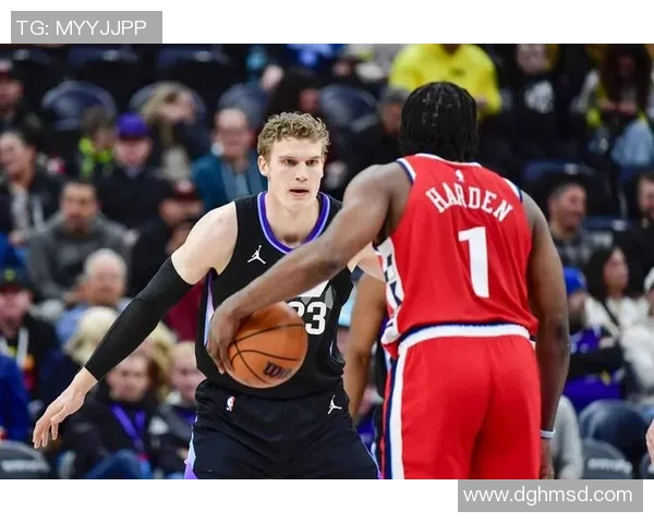 乔治和马尔卡宁半场合砍31分,率爵士半场保持领先 乔治和马尔卡宁半场合砍31分,率爵士半场保持领先